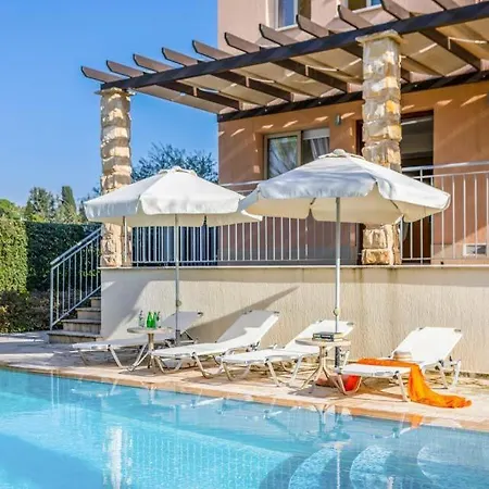 Villa In Sleeps 8 With Air Con And Wifi