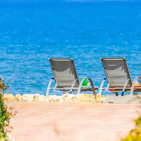 In Sleeps 8 With Air Con And Wifi * Mavroli