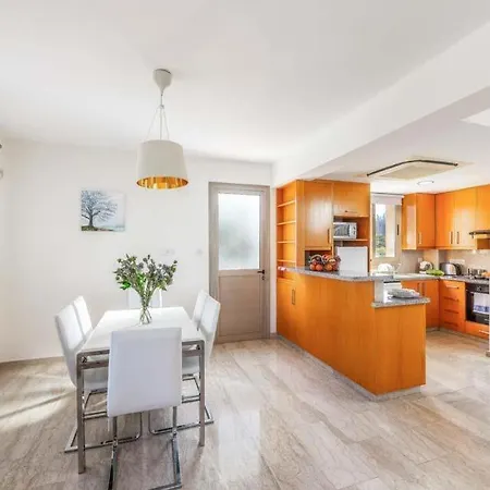 Villa In Sleeps 8 With Air Con And Wifi