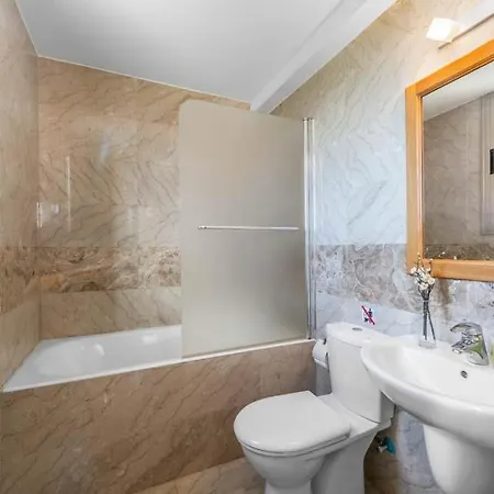 In Sleeps 8 With Air Con And Wifi Mavroli