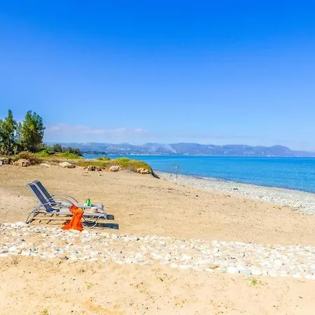 In Sleeps 8 With Air Con And Wifi Mavroli