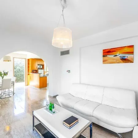 In Sleeps 8 With Air Con And Wifi Villa
