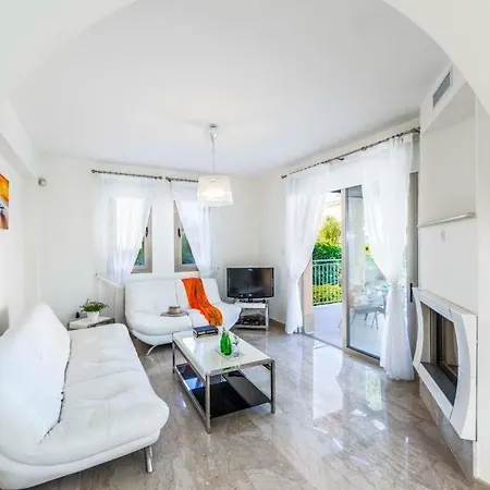 In Sleeps 8 With Air Con And Wifi * Mavroli