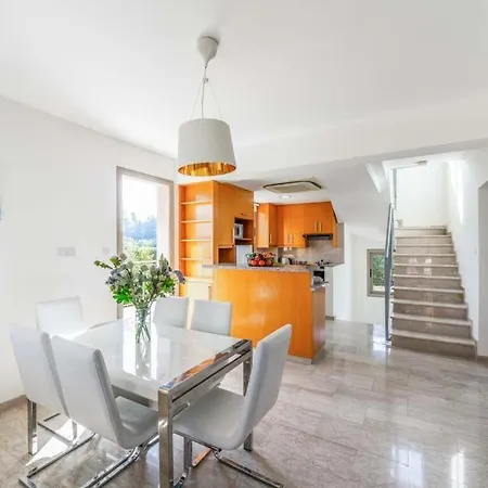 فيلة In Sleeps 8 With Air Con And Wifi