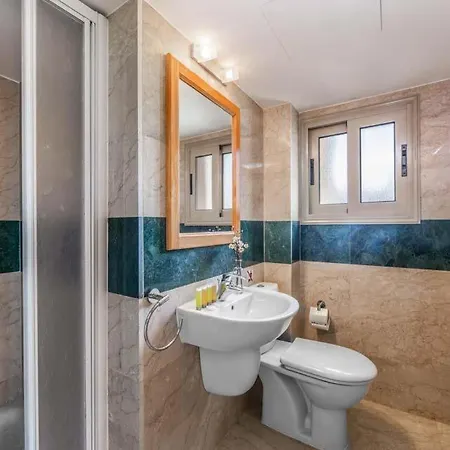In Sleeps 8 With Air Con And Wifi فيلة