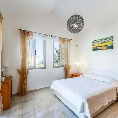 In Sleeps 8 With Air Con And Wifi فيلة